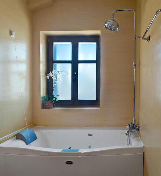 سوئیت جونیور با ماساژ آبی, Haones Suites