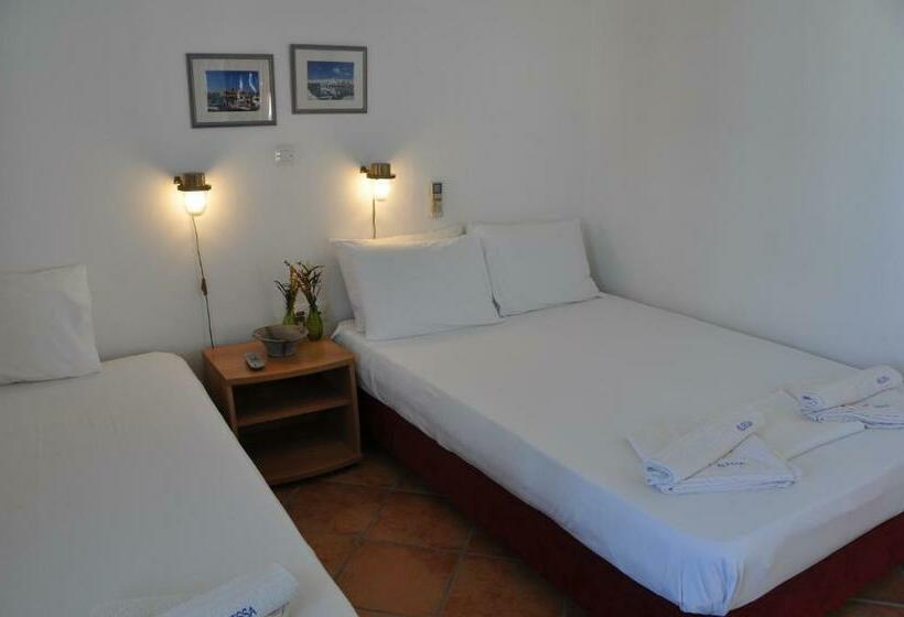 اتاق استاندارد سه تخته با چشم‌انداز استخر, Quartano Suites By Heliessa, Adults Only