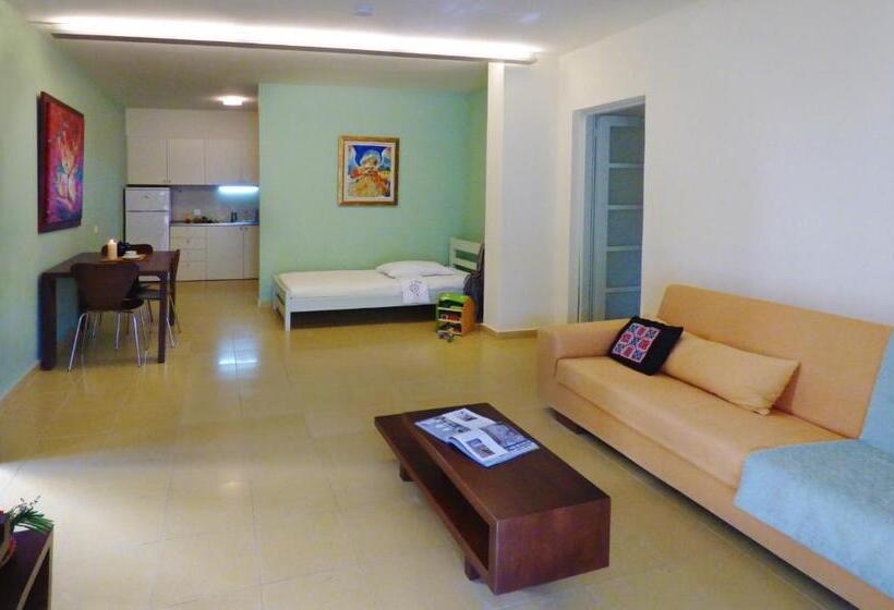 آپارتمان خانوادگی, Nereids Apartments