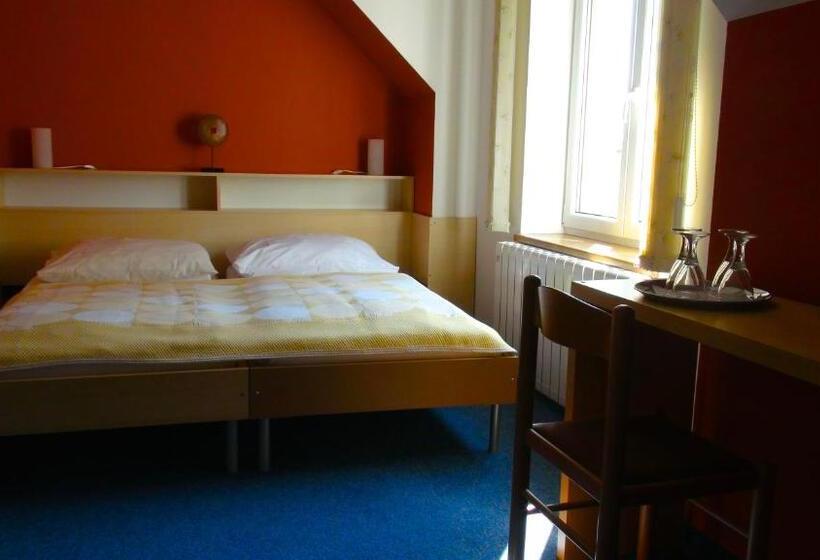 اتاق استاندارد سه نفره, Family Hotel Maxim
