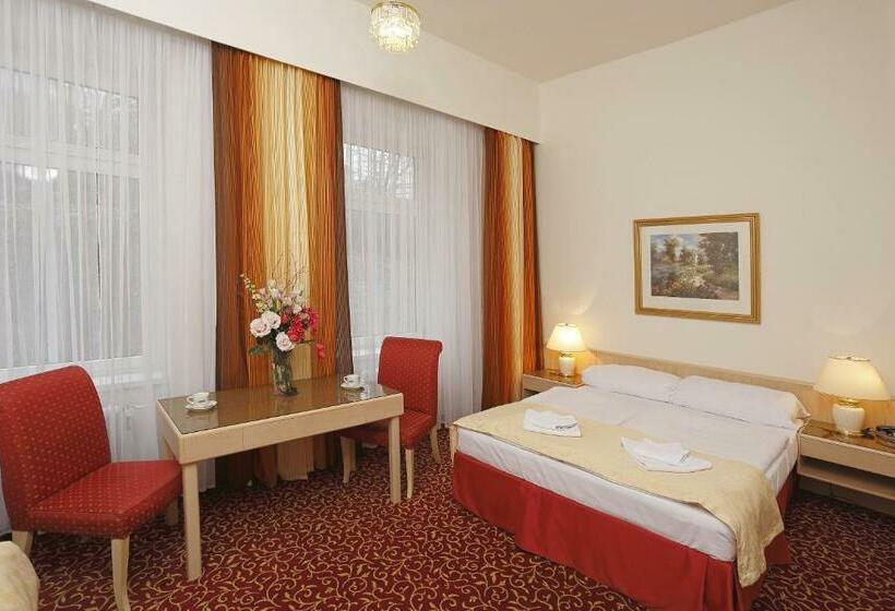 اتاق استاندارد سه نفره, Romania