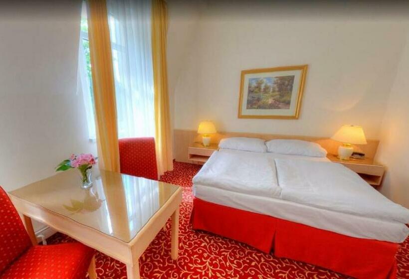 اتاق استاندارد سه نفره, Romania