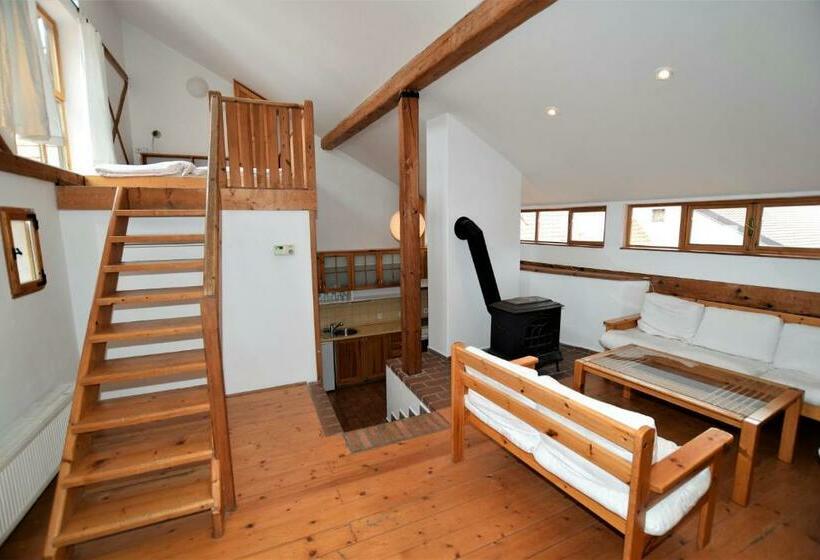 سوییت, Travel Hostel