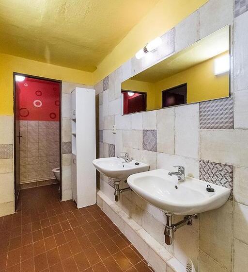 اتاق خانوادگی, Travel Hostel