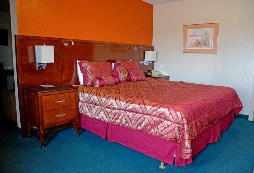 اتاق استاندارد با تخت بزرگ, America's Best Inn and Suites Emporia