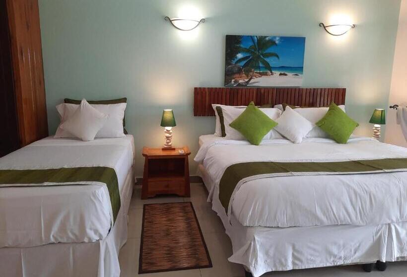 Standard Triple Room with Terrace, Cabanes Des Anges