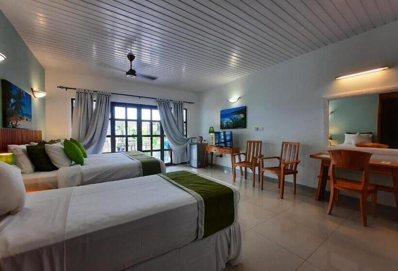 Standard Triple Room with Terrace, Cabanes Des Anges