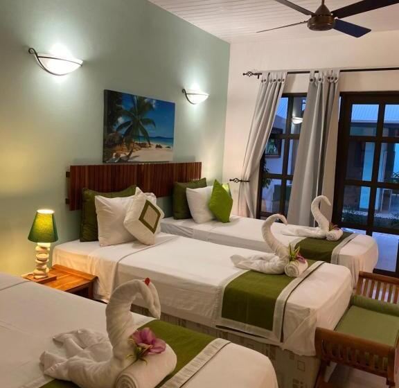 Standard Triple Room with Terrace, Cabanes Des Anges