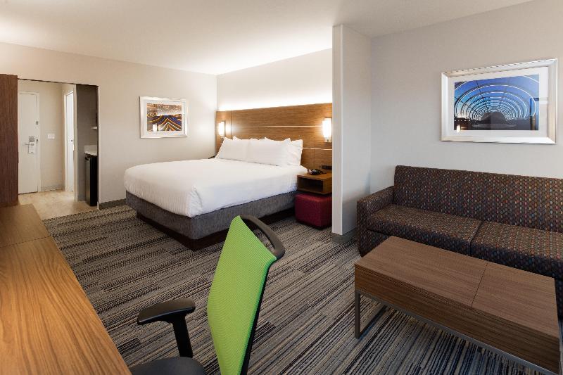 سوئیت با تخت بزرگ, Holiday Inn Express & Suites East Peoria  Riverfront