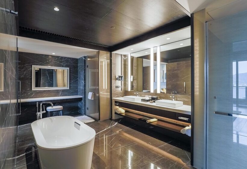 سوییت اجرایی, Hilton Ningbo Dongqian Lake