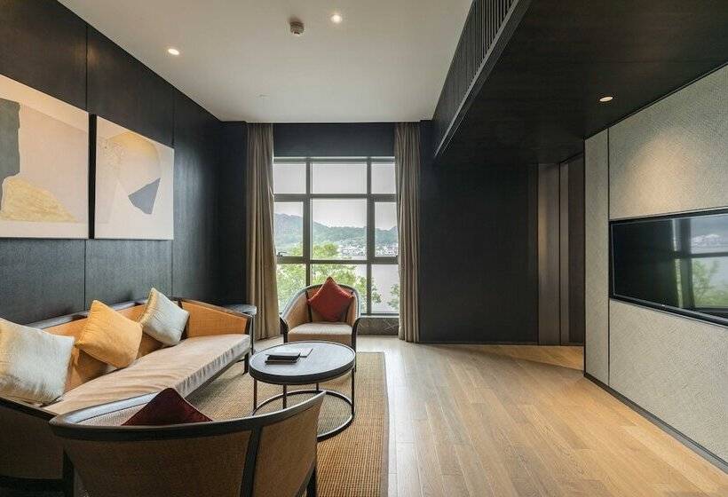 سوییت اجرایی, Hilton Ningbo Dongqian Lake