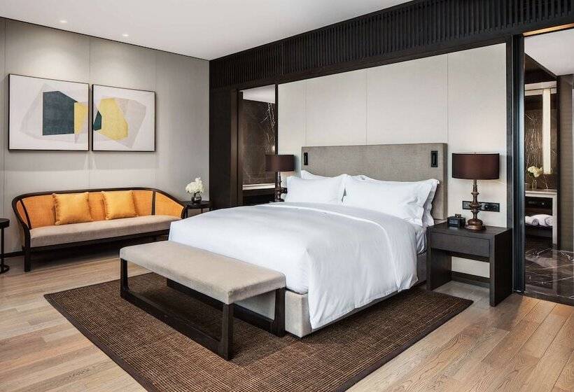 سوییت اجرایی, Hilton Ningbo Dongqian Lake