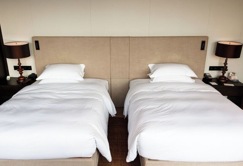 اتاق استاندارد با چشم‌انداز دریاچه, Hilton Ningbo Dongqian Lake