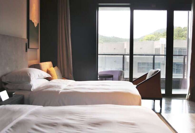 اتاق استاندارد با چشم‌انداز دریاچه, Hilton Ningbo Dongqian Lake