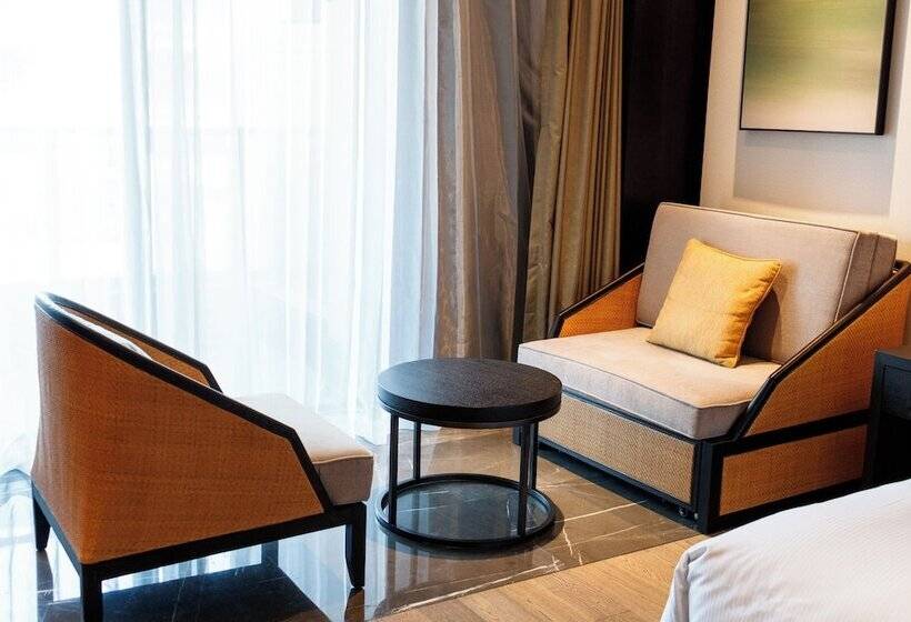 اتاق استاندارد با چشم‌انداز دریاچه, Hilton Ningbo Dongqian Lake