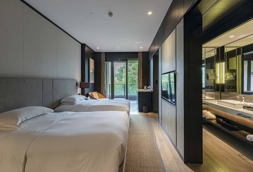 اتاق استاندارد با چشم‌انداز دریاچه, Hilton Ningbo Dongqian Lake
