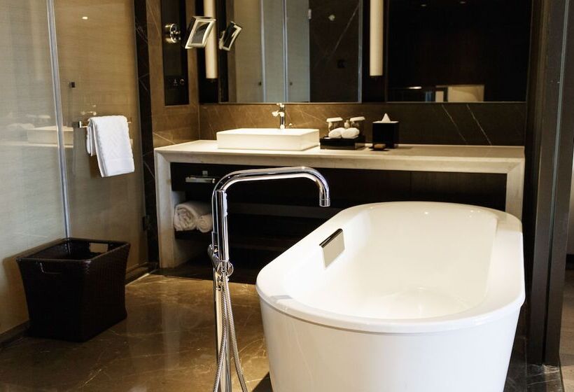 سوییت اجرایی, Hilton Ningbo Dongqian Lake