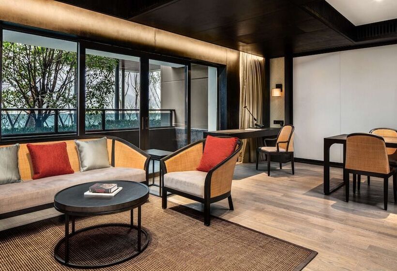سوییت اجرایی, Hilton Ningbo Dongqian Lake