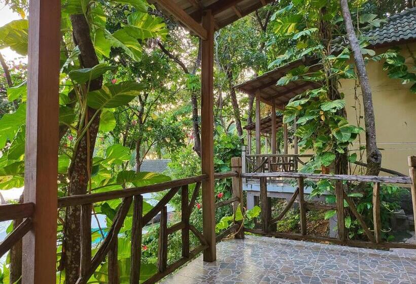اتاق سه نفره دلوکس با چشم‌انداز باغ, Ancarine Beach Resort