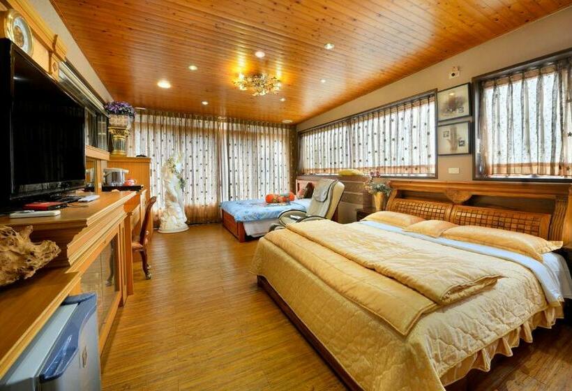اتاق لوکس چهار تخته, Jinge Guest House 集集金格民宿電動車充電站
