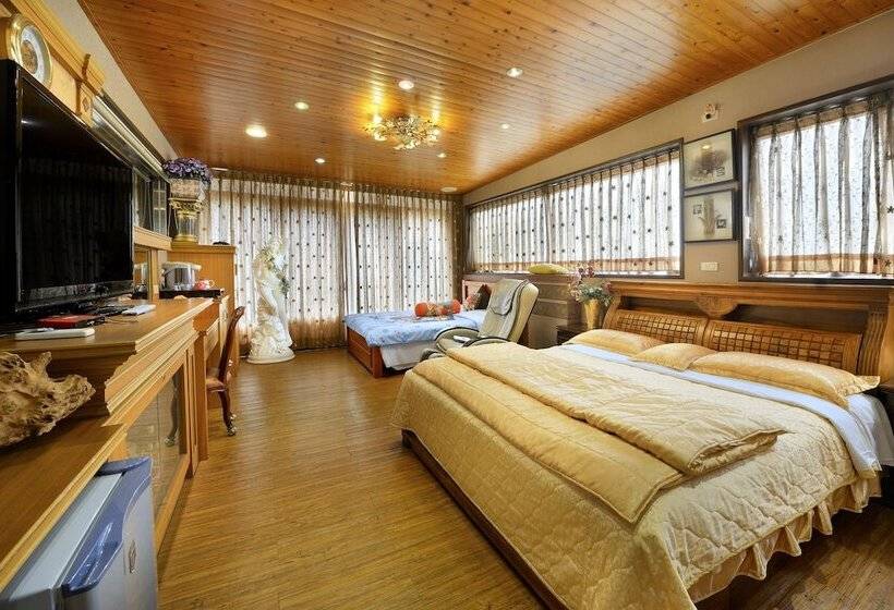 اتاق لوکس چهار تخته, Jinge Guest House 集集金格民宿電動車充電站