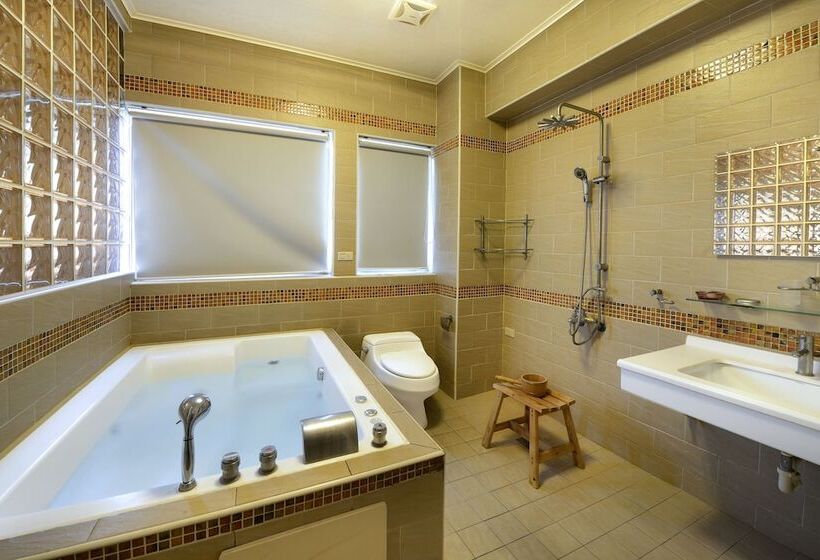 اتاق لوکس چهار تخته, Jinge Guest House 集集金格民宿電動車充電站