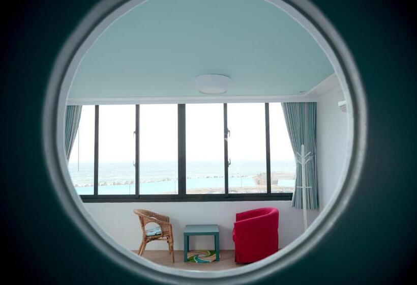 اتاق لوکس با چشم‌انداز دریا, Sea Shore