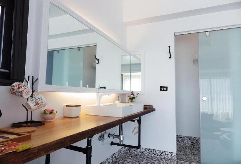Deluxe Suite Sea View, Sea Shore