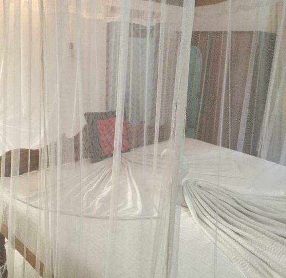 اتاق ساده سه‌ نفره, Damith Guest House