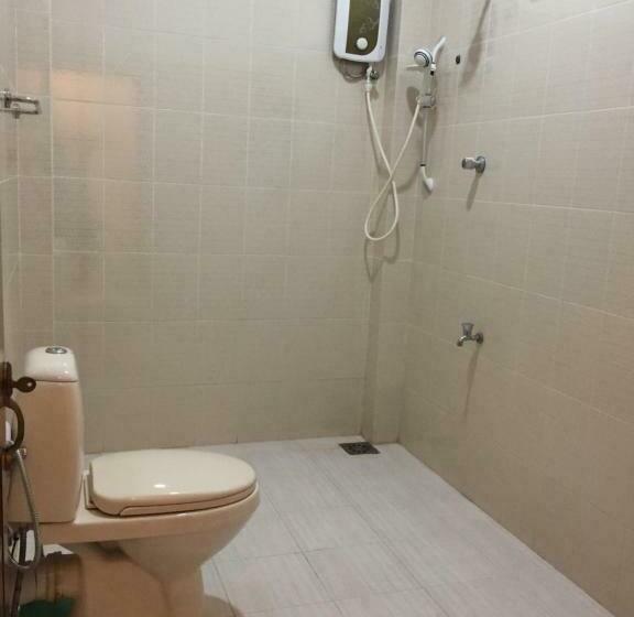 تختخواب در اتاق مشترک, Damith Guest House