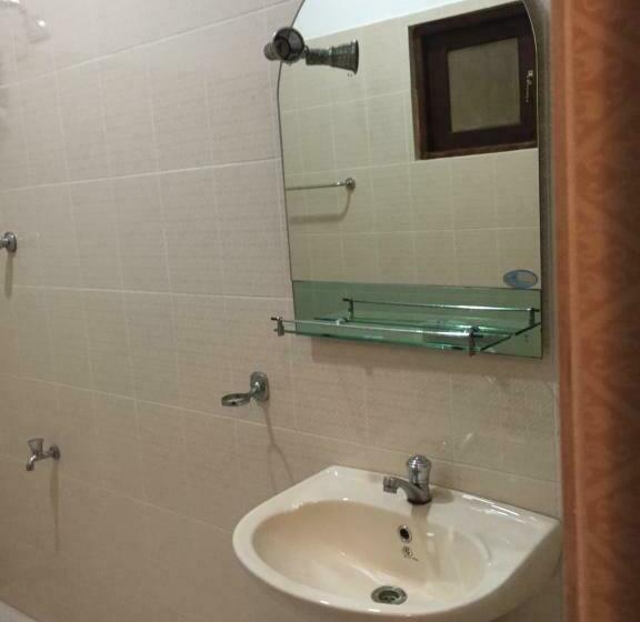 تختخواب در اتاق مشترک, Damith Guest House