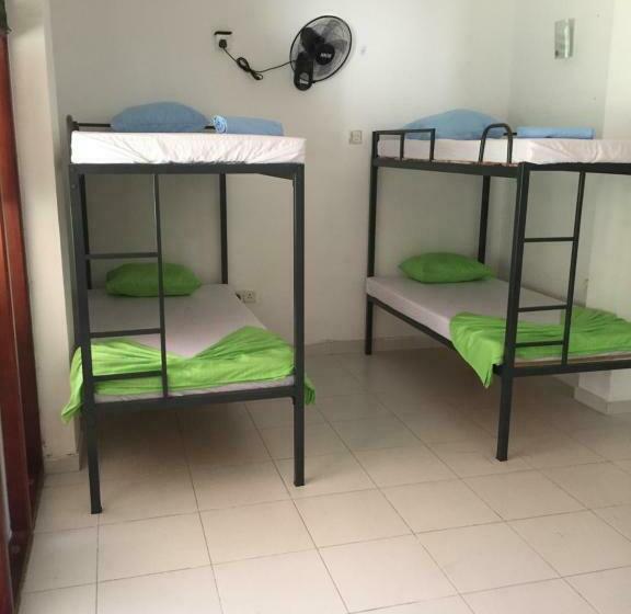 تختخواب در اتاق مشترک, Damith Guest House