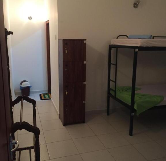 تختخواب در اتاق مشترک, Damith Guest House