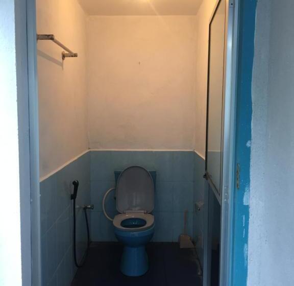 تختخواب در اتاق مشترک, Damith Guest House