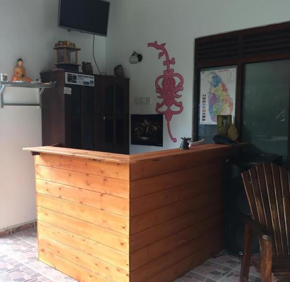 تختخواب در اتاق مشترک, Damith Guest House