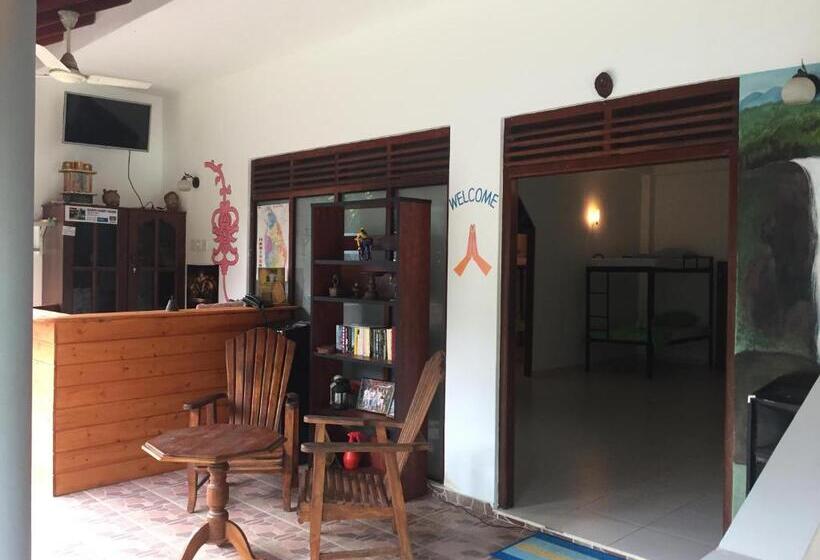 تختخواب در اتاق مشترک, Damith Guest House