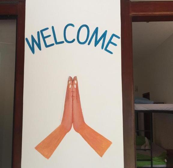 تختخواب در اتاق مشترک, Damith Guest House