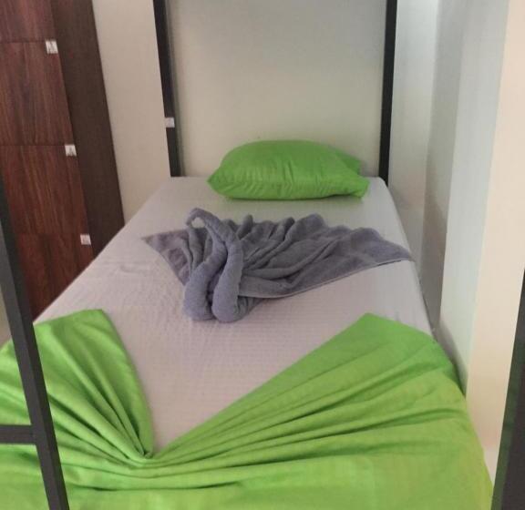 تختخواب در اتاق مشترک, Damith Guest House