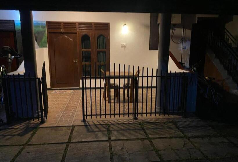 اتاق ساده سه‌ نفره, Damith Guest House