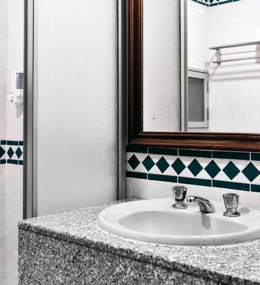 اتاق خانوادگی با چشم‌انداز کوه, Leisure Cove Hotel & Apartments
