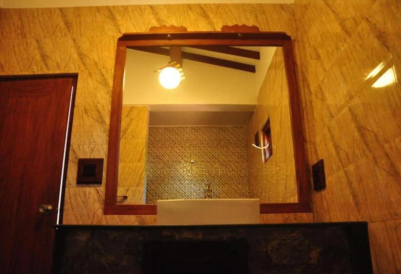 اتاق لوکس خانوادگی, Asantha Guest House