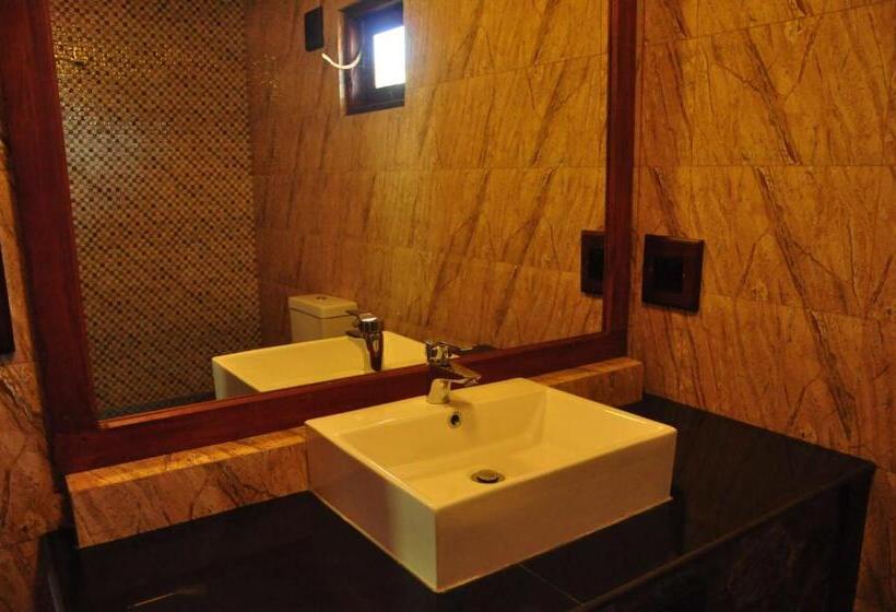 اتاق لوکس خانوادگی, Asantha Guest House