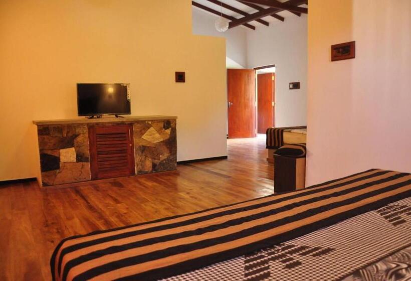 اتاق لوکس خانوادگی, Asantha Guest House