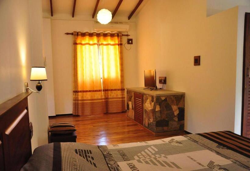اتاق لوکس خانوادگی, Asantha Guest House
