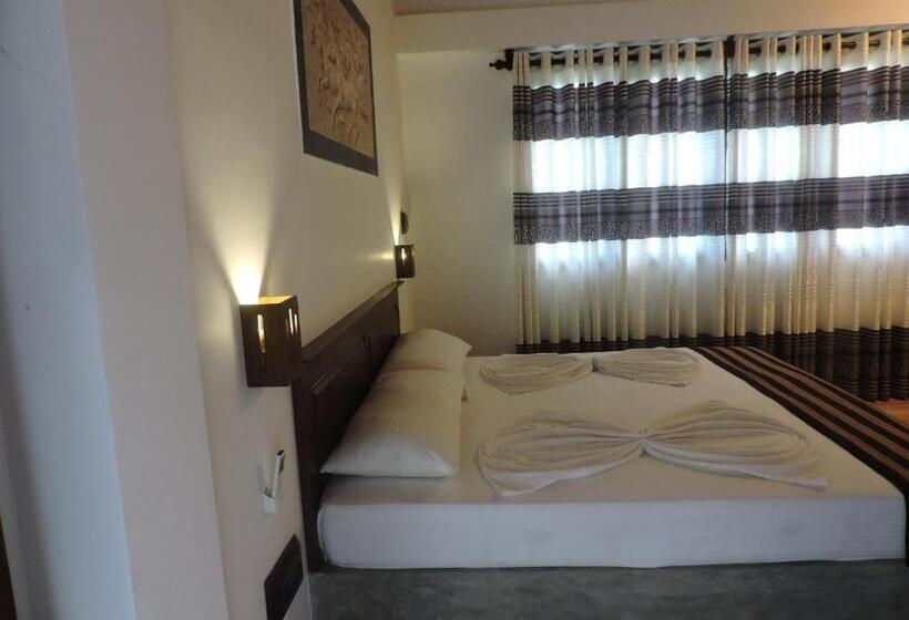 اتاق لوکس با بالکن, Asantha Guest House