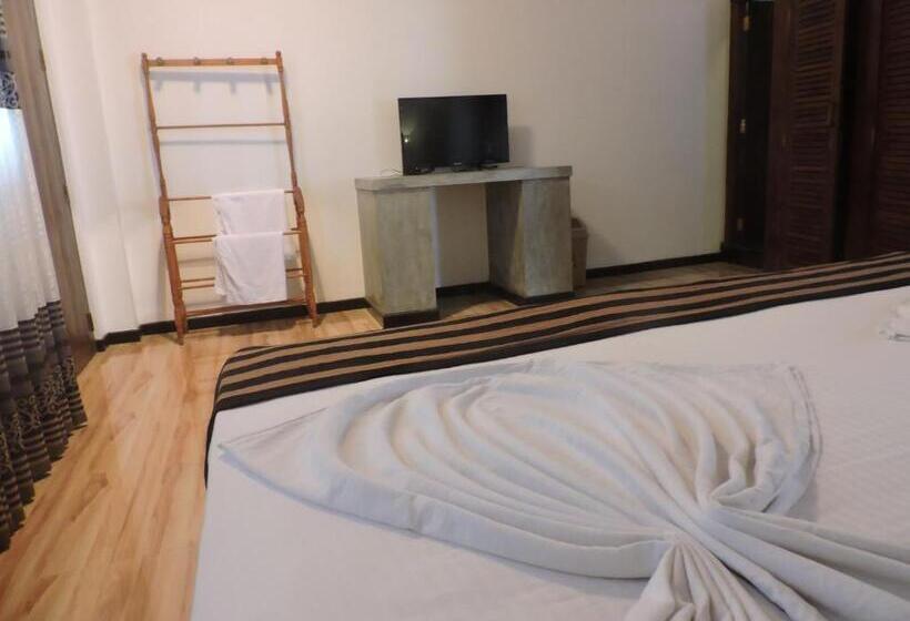 اتاق لوکس با بالکن, Asantha Guest House