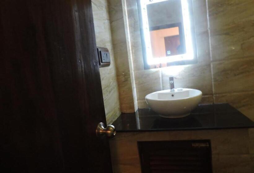اتاق لوکس با بالکن, Asantha Guest House