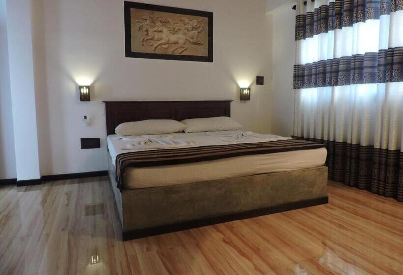 اتاق لوکس با بالکن, Asantha Guest House