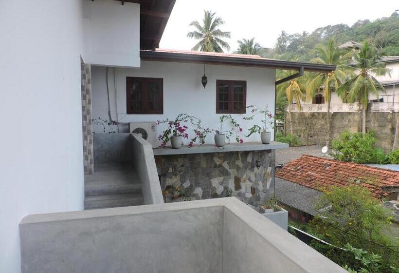 اتاق لوکس با بالکن, Asantha Guest House