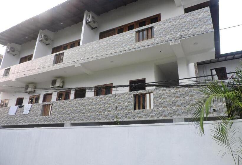 اتاق لوکس با بالکن, Asantha Guest House